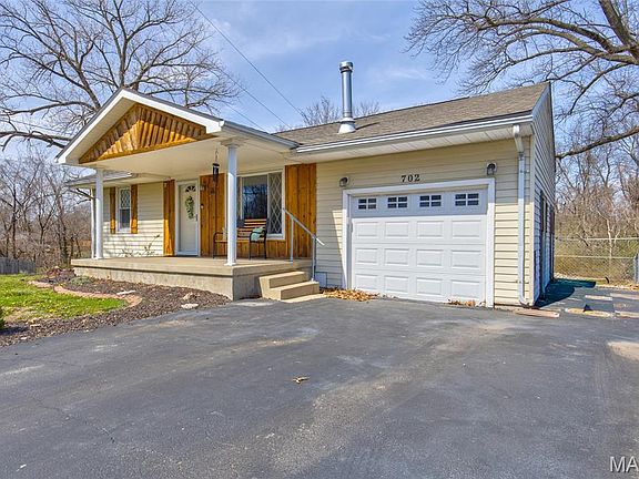 2nd image of 702 Ridge Ln