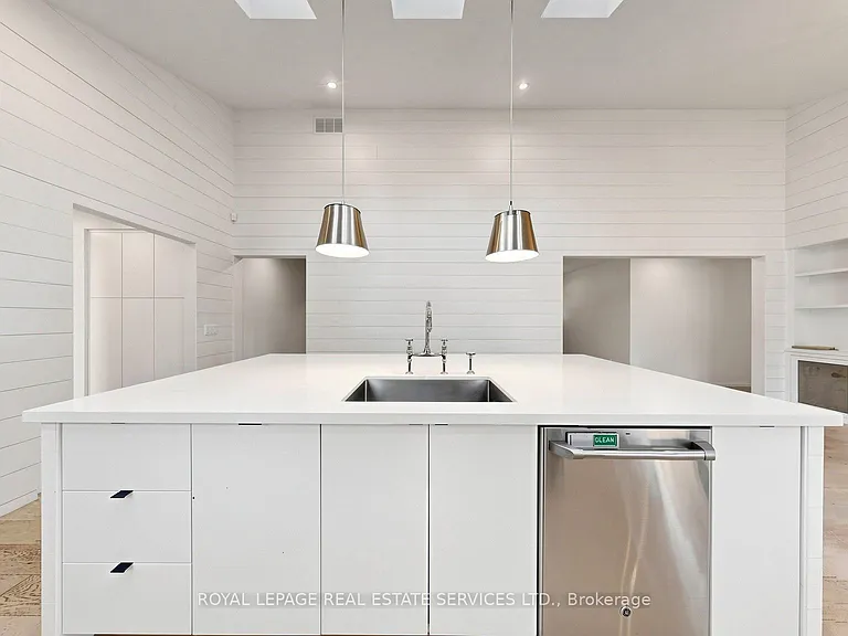 255 Oakwood Cres — Photo 12