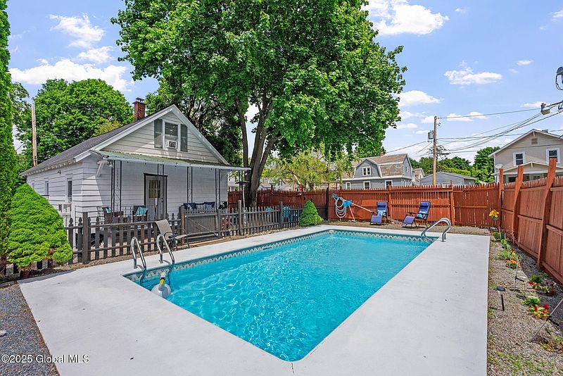 3rd image of 25 Thomson Avenue