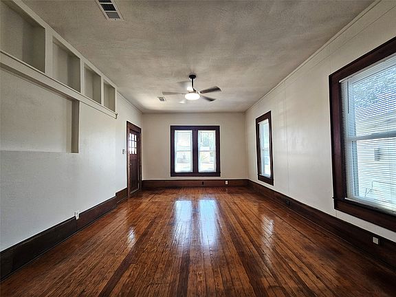 4th image of 305 W Sabine St