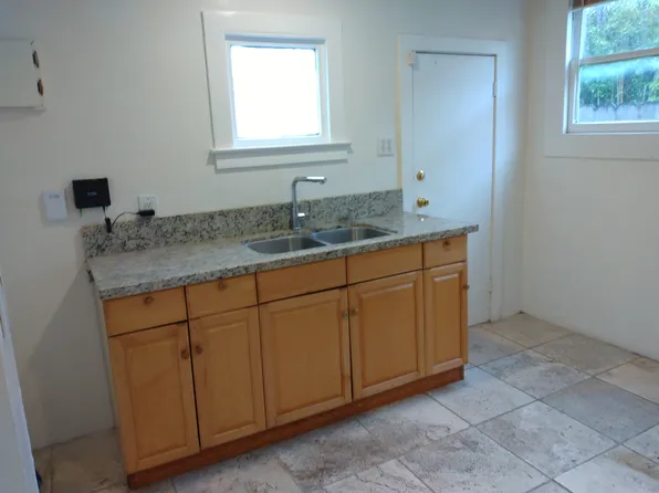 2200 E 32nd St, Oakland, CA 94602