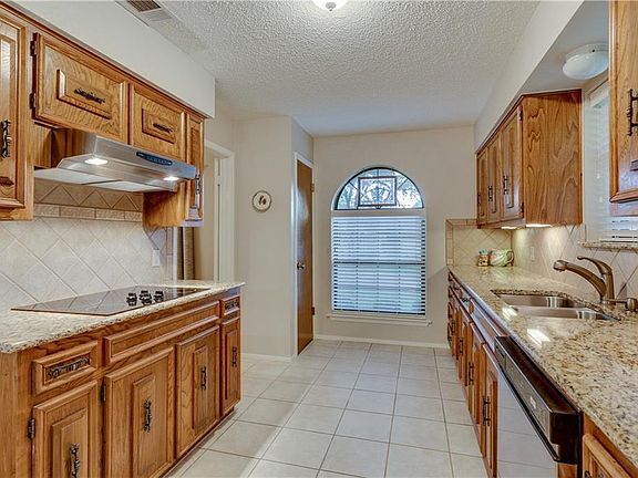5th image of 1911 Cleburn Dr