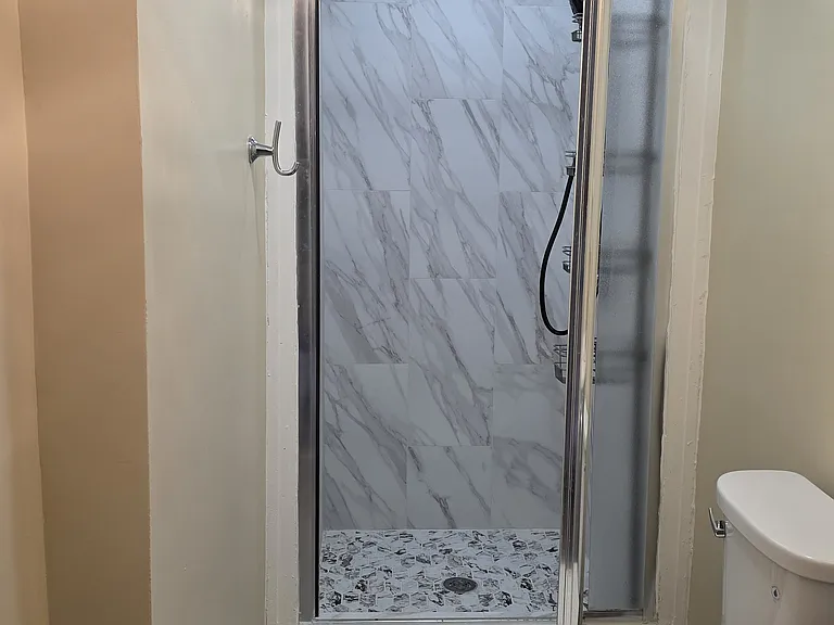 Bathroom pic 2