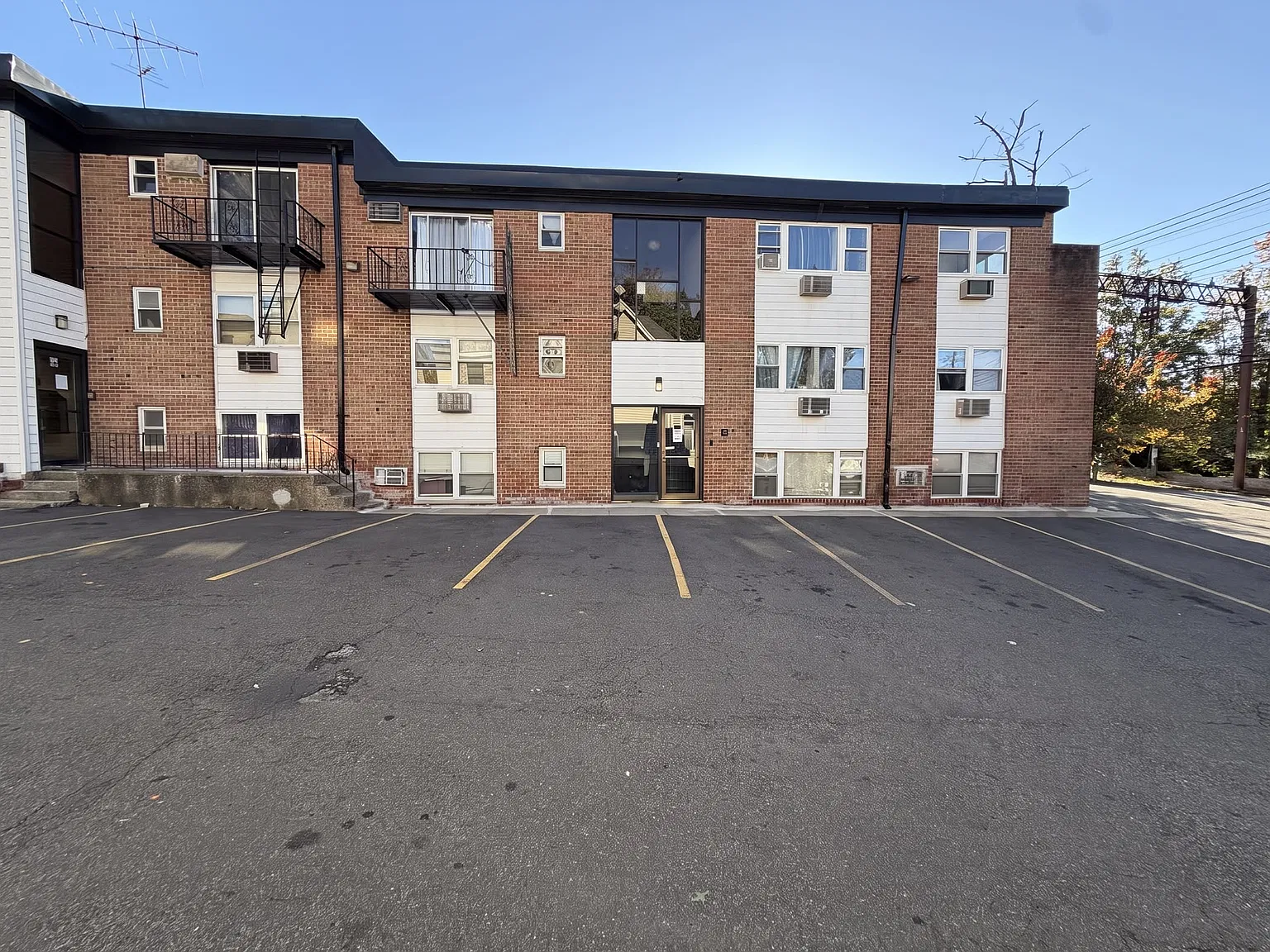 2 bed, 800 sqft, $1,900 — Photo 1