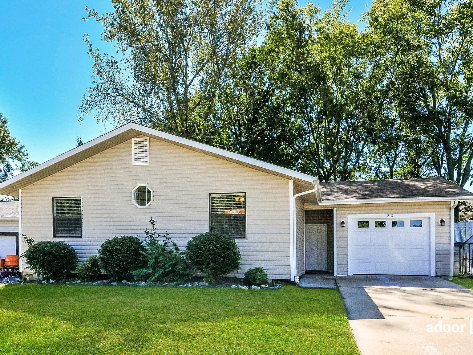 3 bed, 2.0 bath, 1094 sqft, $2,095 — Photo 1