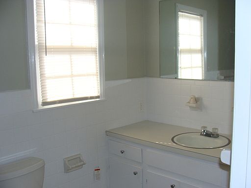 3rd image of 105 W Henry St