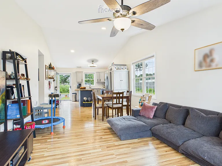 21 Otis St — Photo 8