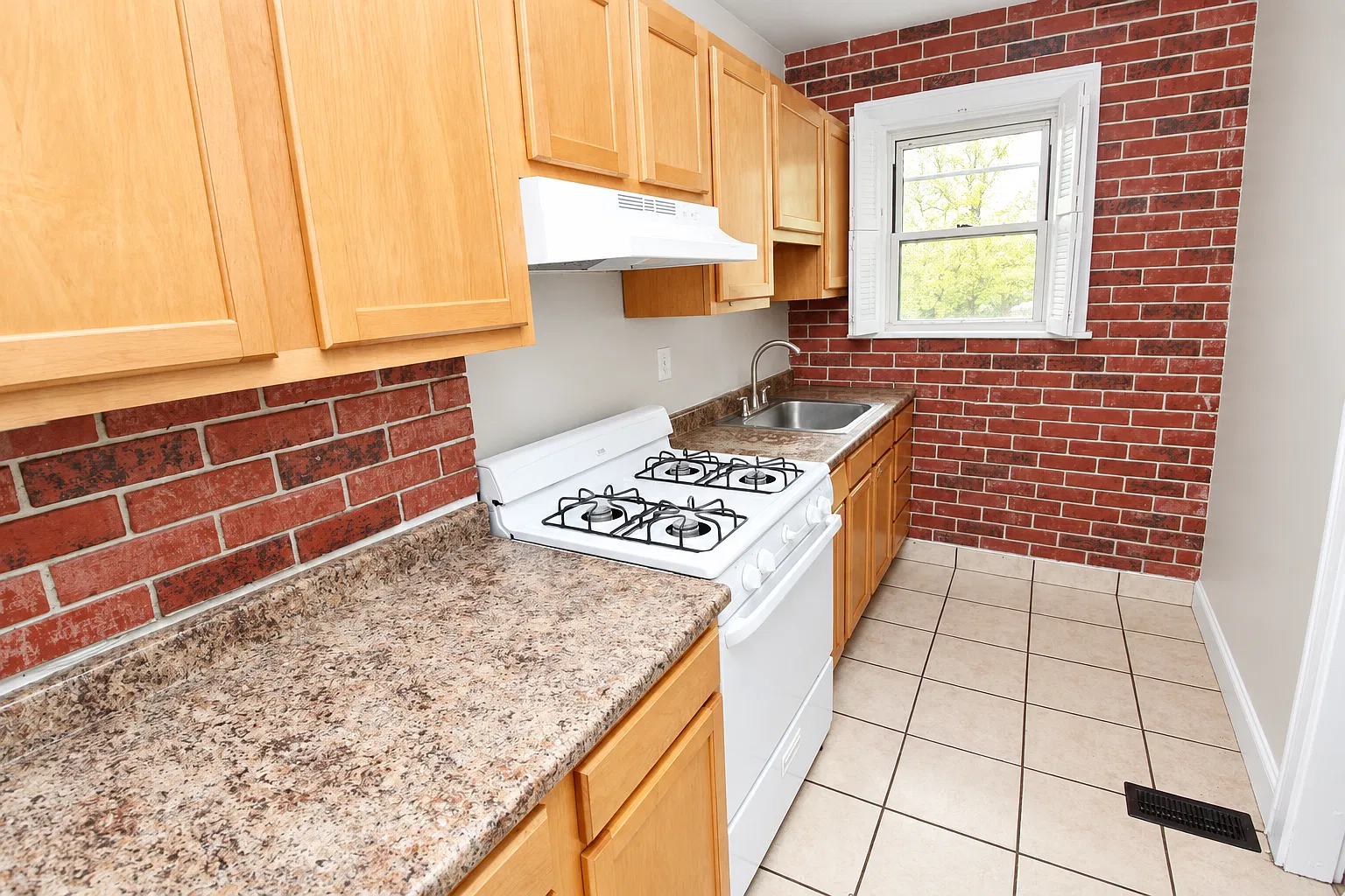 3 bed, 1345 sqft, $2,275 — Photo 3