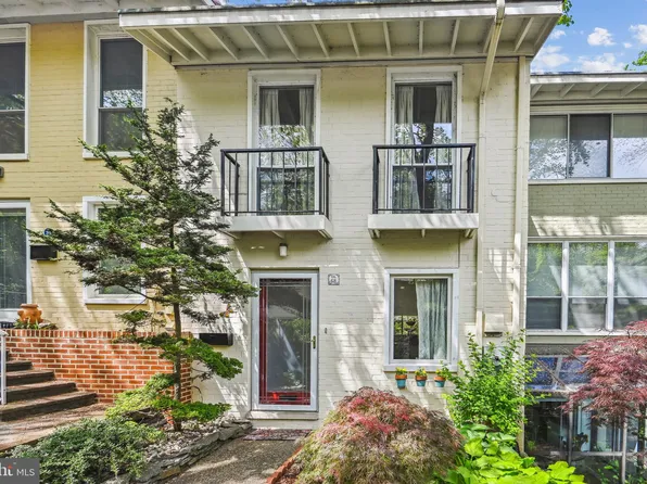 11468 Orchard Ln, Reston, VA 20190