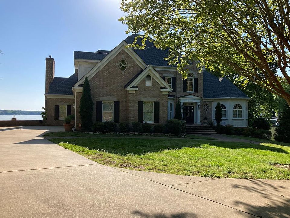 2nd image of 189 Carriage Path Dr