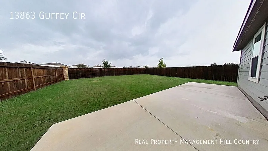 4 Bed / 2.5 Bath with Spacious backyard and Walk-in Closet — Photo 2