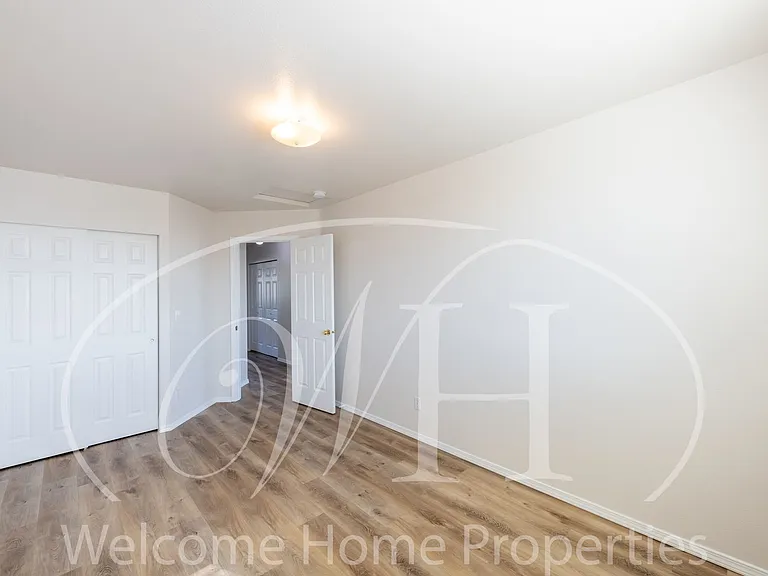 23 NW Earl Ln — Photo 13