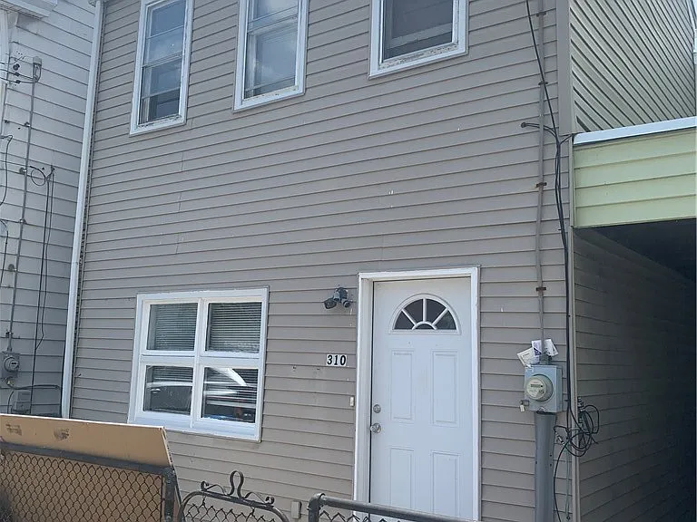 310 Knox Ave — Photo 1