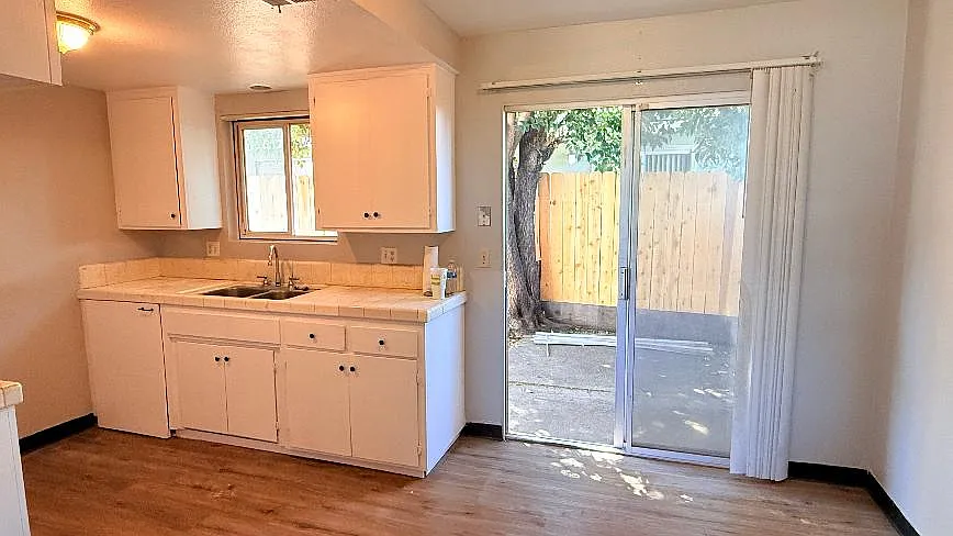 2 bed, 900 sqft, $1,795 — Photo 2