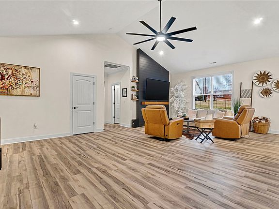 4th image of 110 Baker Ct