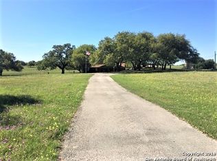 919 Fm 2200 W, Devine, TX 78016