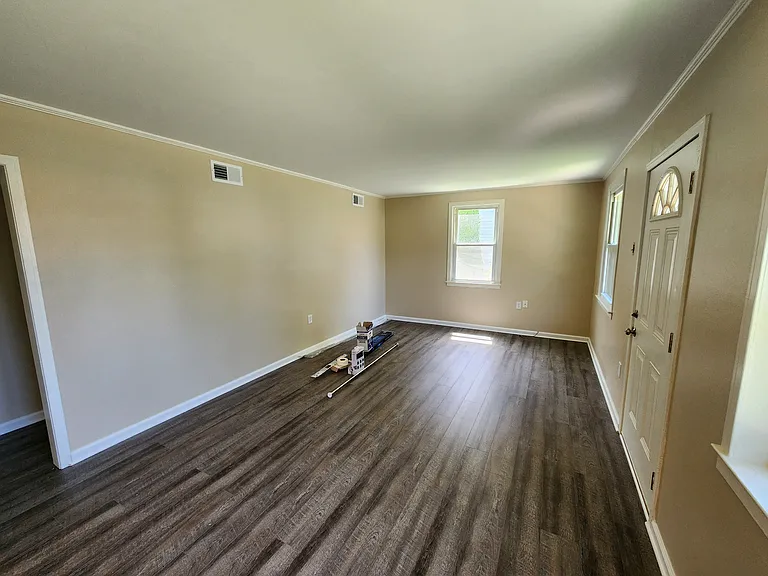 4085 Seneca Ave — Photo 6