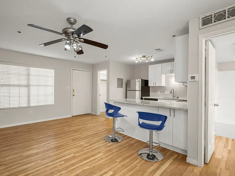 1013 W 23rd St #203 — Photo 2