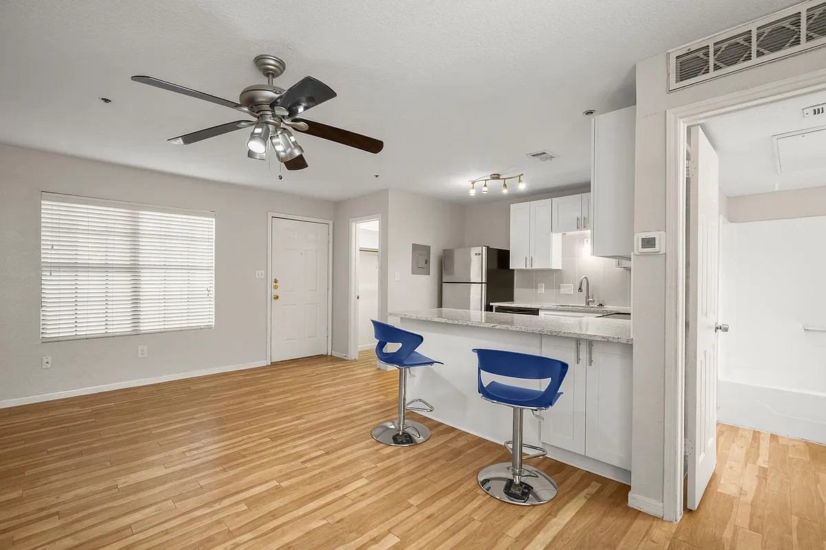 Building Photo - 1013 W 23rd St #102