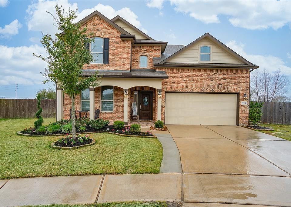 Welcome home to 14602 N. Carolina Green located in the master planned community of Fairfield!