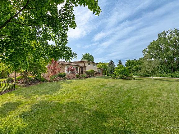 2nd image of 20W342 Pleasantdale Dr