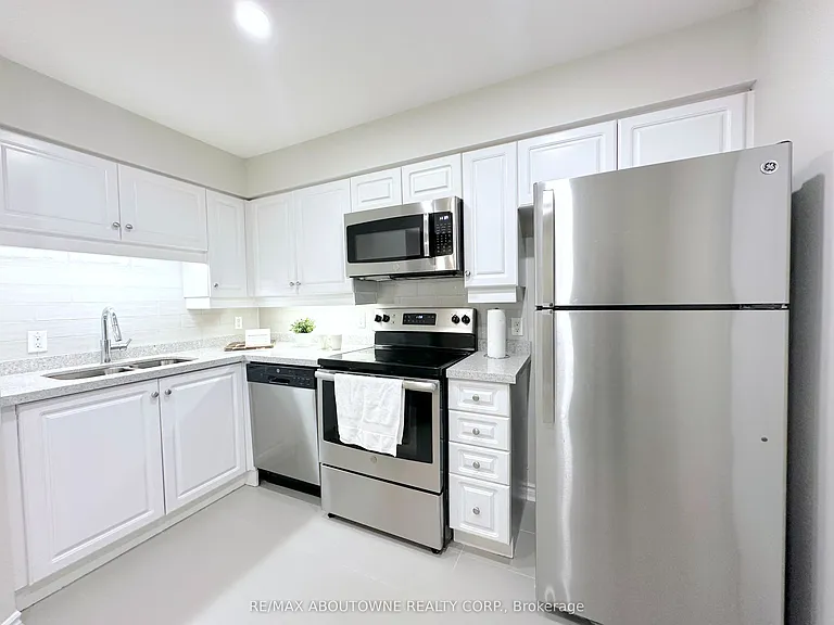 17 Brookbanks Dr #104 — Photo 7