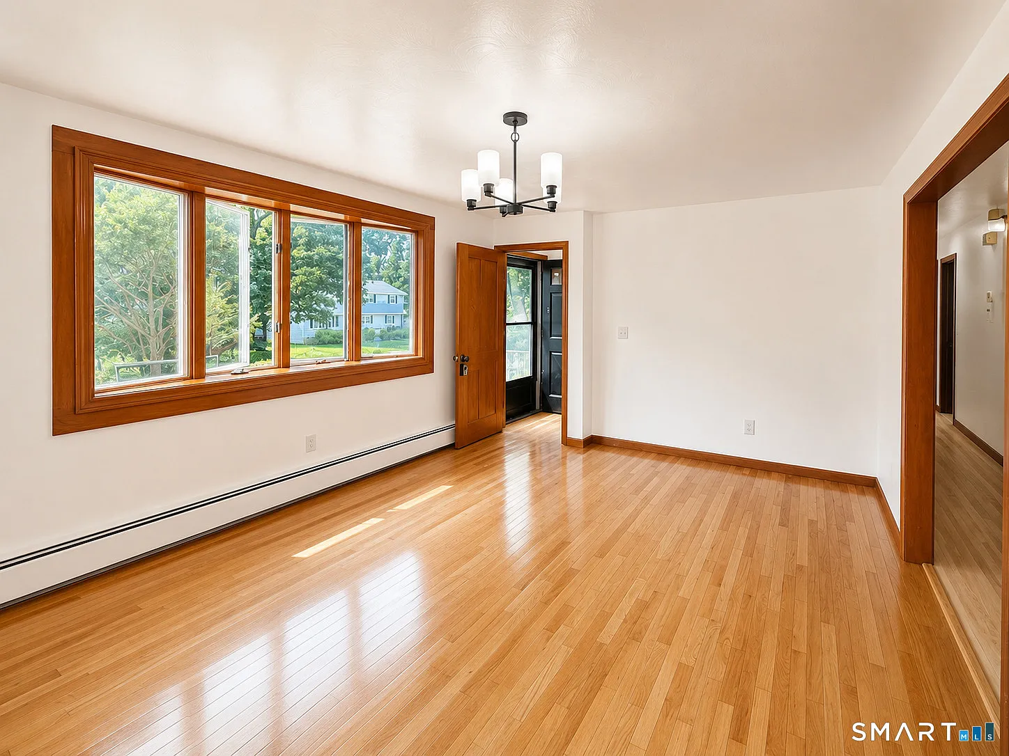 3 bed, 1.0 bath, 2392 sqft, $2,300 — Photo 2
