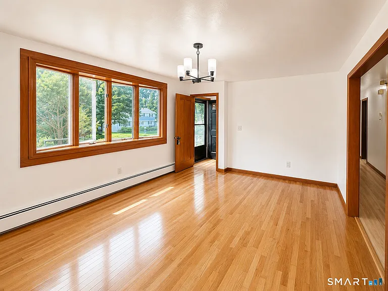 98 Hartley Dr — Photo 2