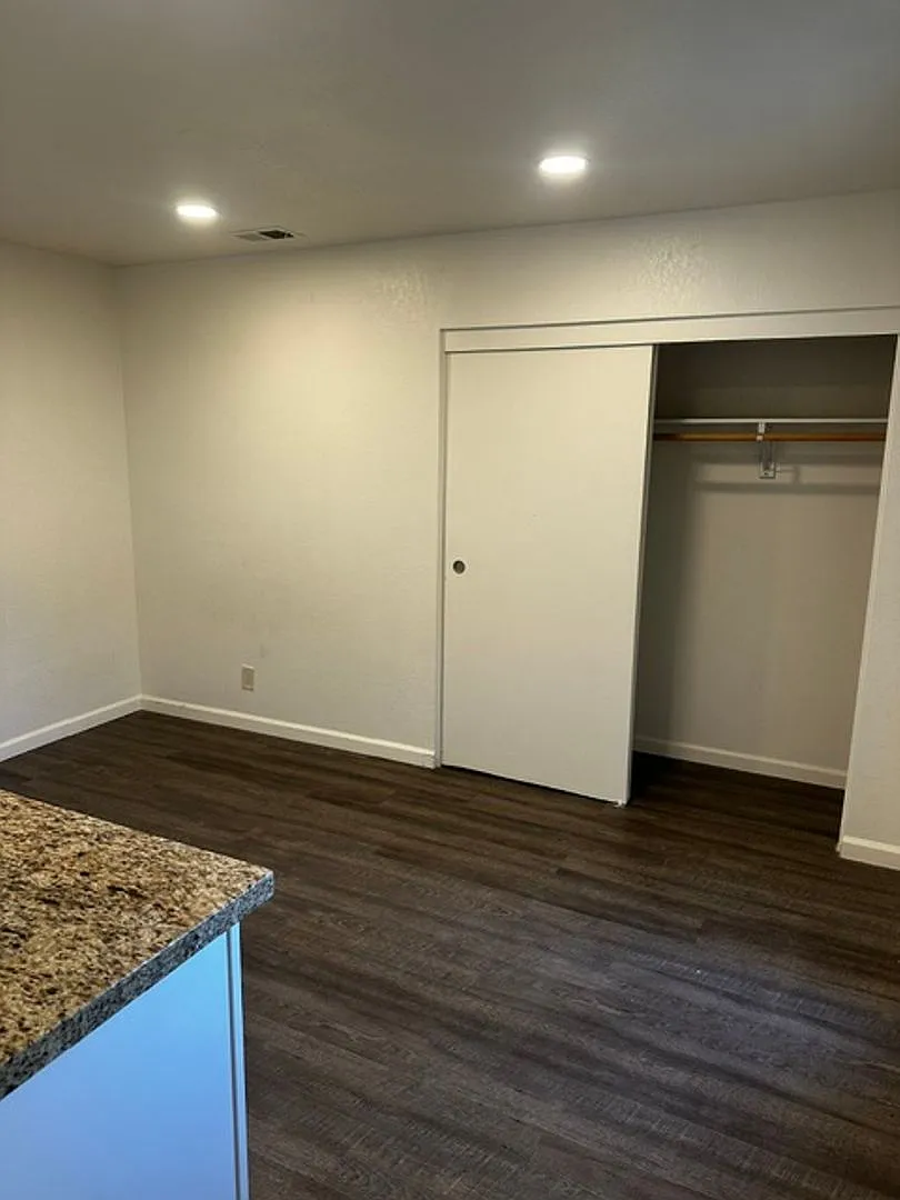 Freshly Renovated Studio Apartment w/ Utilities Included! — Photo 4
