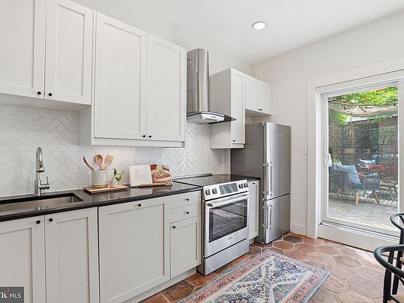 4th image of 1521 Independence Ave SE
