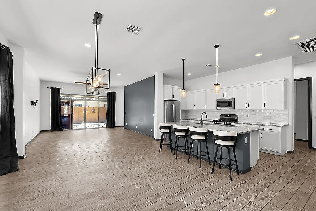 3 bed, 2188 sqft, $2,250 — Photo 4