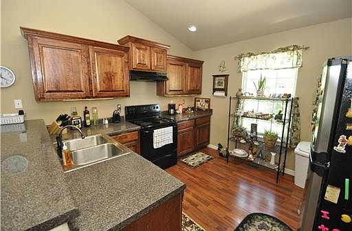 5th image of 187 Dogwood St