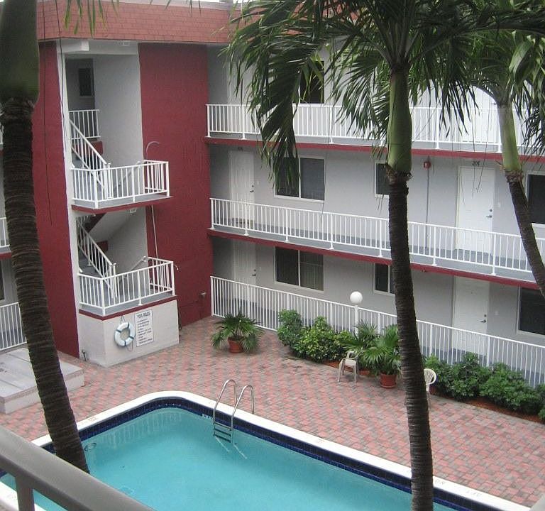 Courtyard Pool 3-Story w/ Elevator