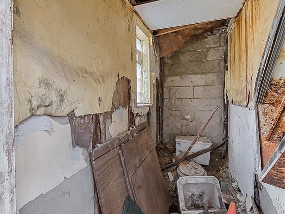 5th image of 2212 N Main St