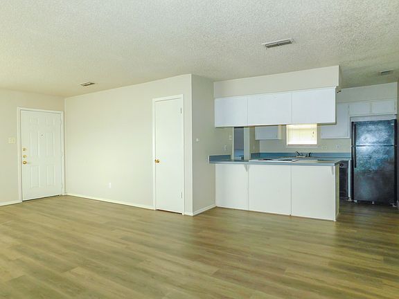 4th image of 300 Campbell Ln