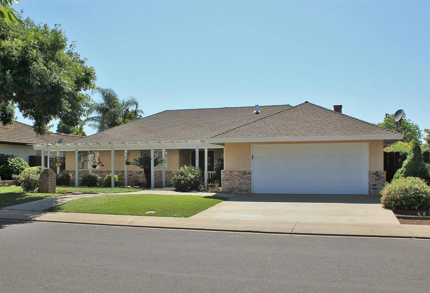 1425 Seneca Pl photo 1