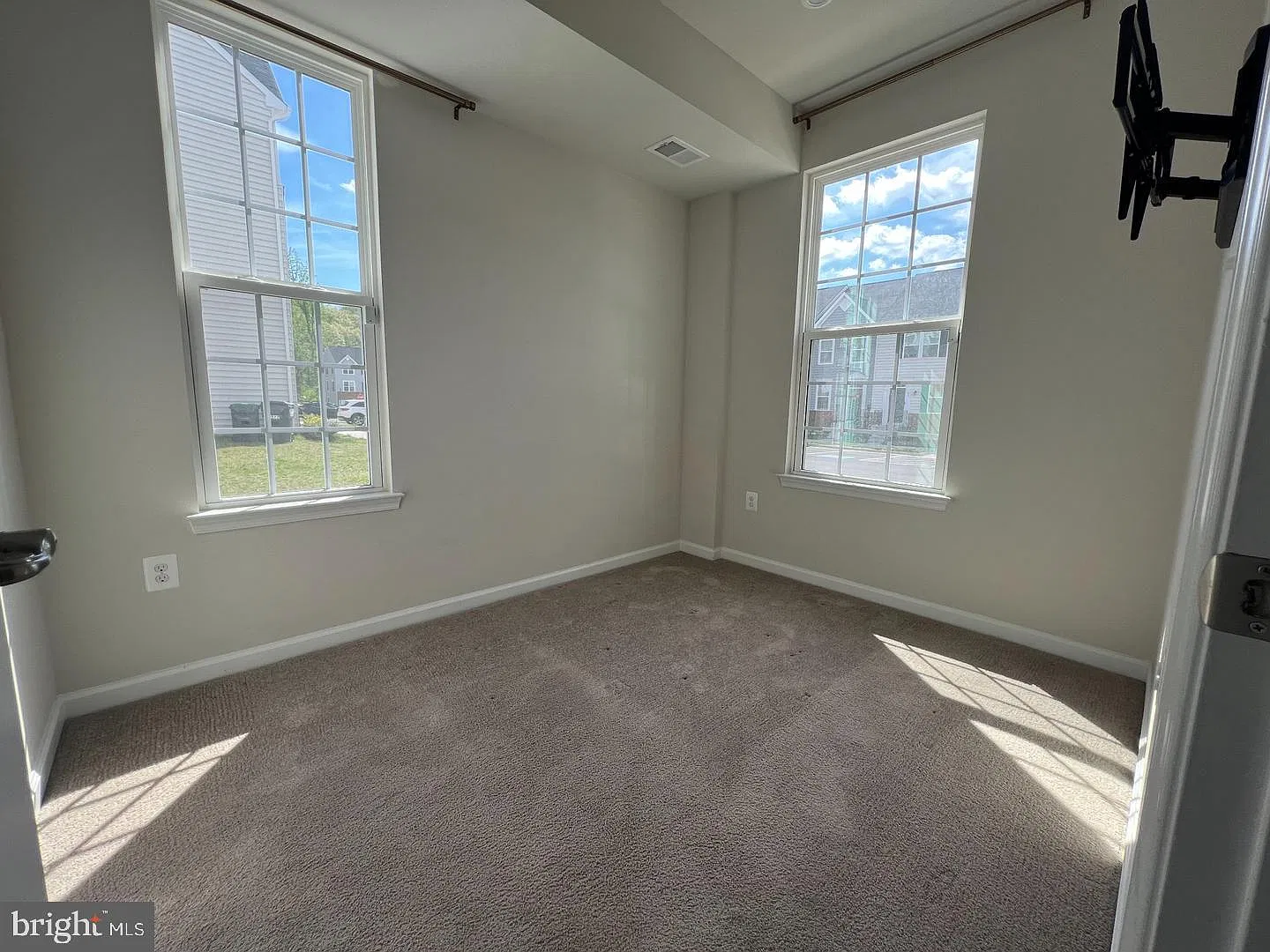 3 bed, 3.5 bath, 1938 sqft, $2,250 — Photo 3