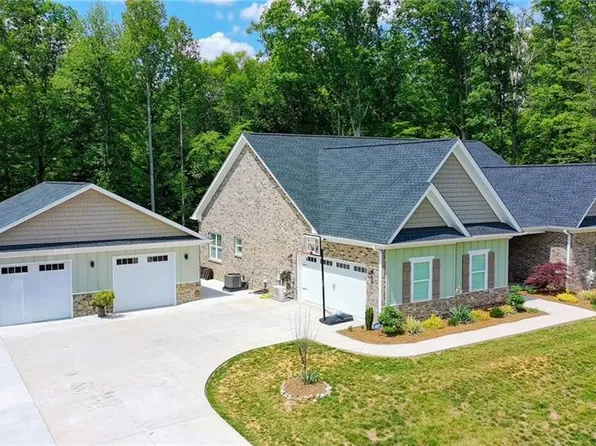 1070 Nauvoo Ridge Dr, Tobaccoville, NC 27050
