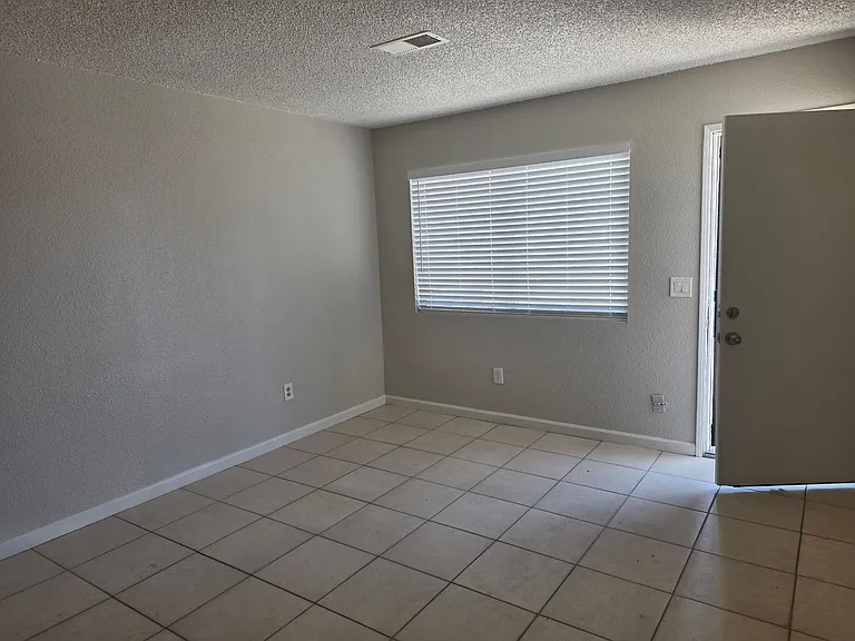 2905 S Chester Ave — Photo 2