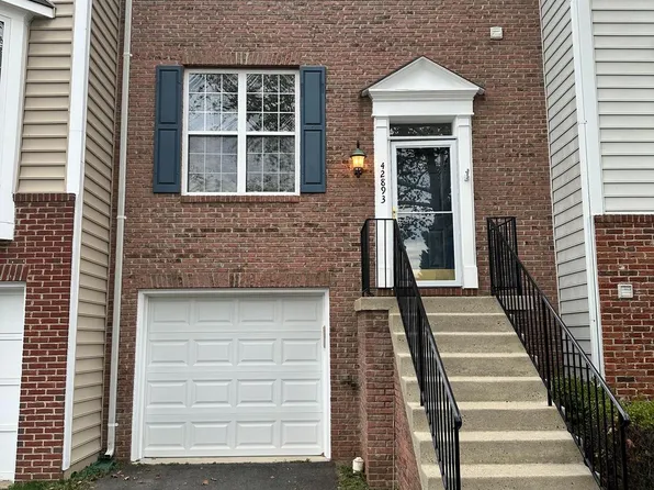 42893 Golf View Dr, Chantilly, VA 20152