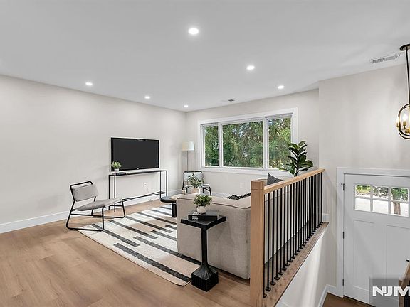 4th image of 6 Diven Street