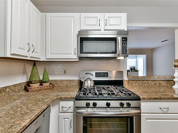 3rd image of 416 Berkeley Woods Dr
