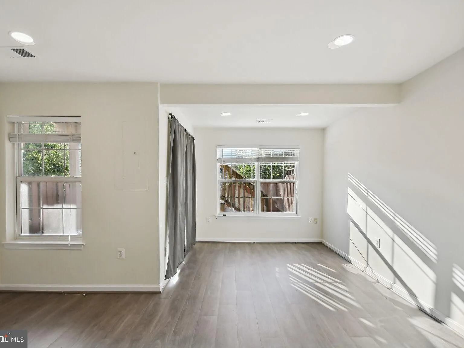 3 bed, 4.0 bath, 2095 sqft, $2,995 — Photo 2
