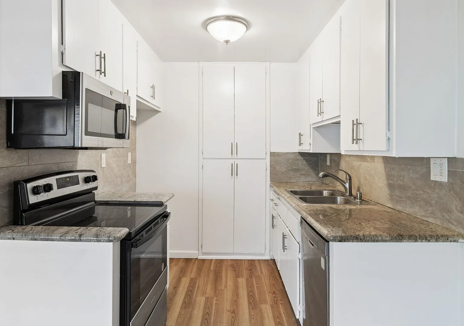 The Appleton Apartments — Photo 1