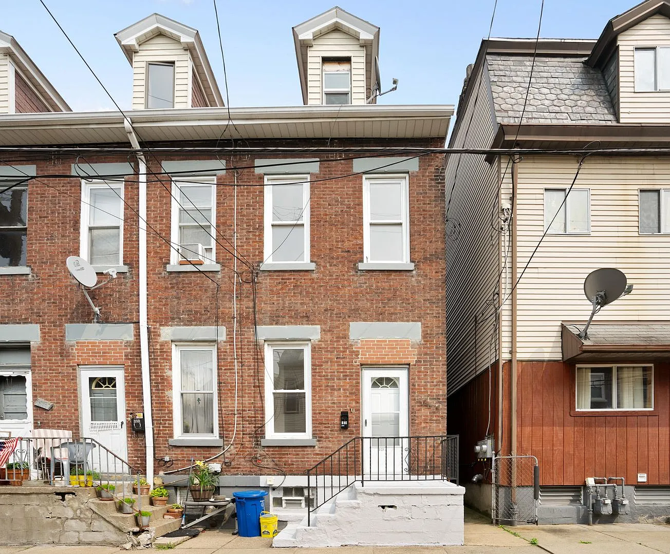 Newly renovated 2 Bed, 1 Bath w/ Bonus Room, Central AC, Laundry - Available September 5th! — Photo 1