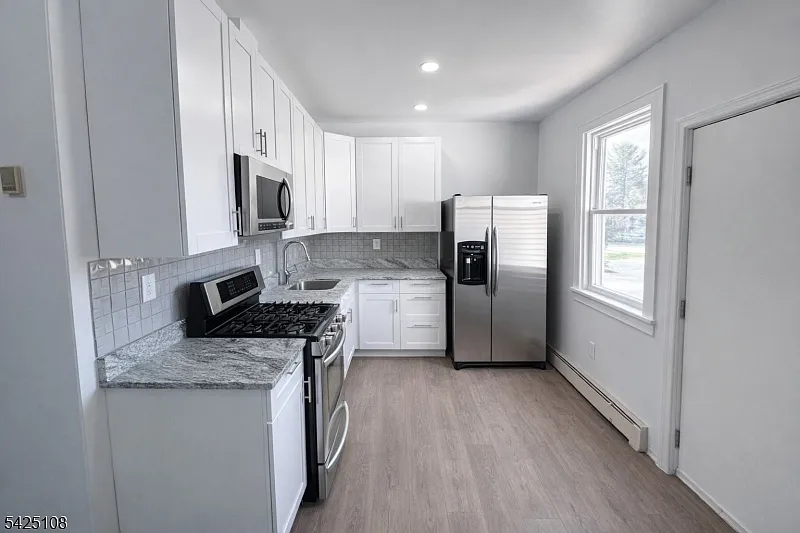 2 bed, 1.0 bath, $2,500 — Photo 2
