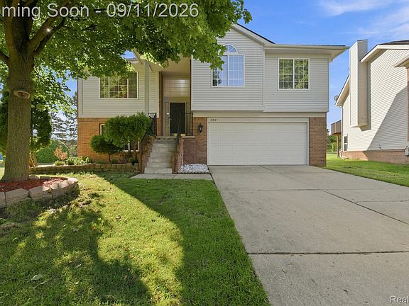 3rd image of 3201 Lynhurst Ct