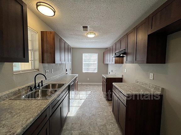 4th image of 1621 Winfield Ave