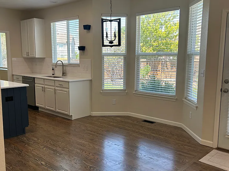 Eat-In Kitchen