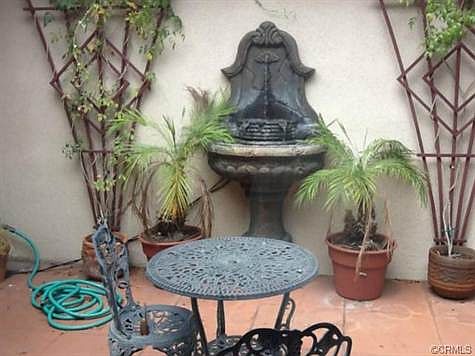 Relaxing Atrium with access to kitchen and livingroom.